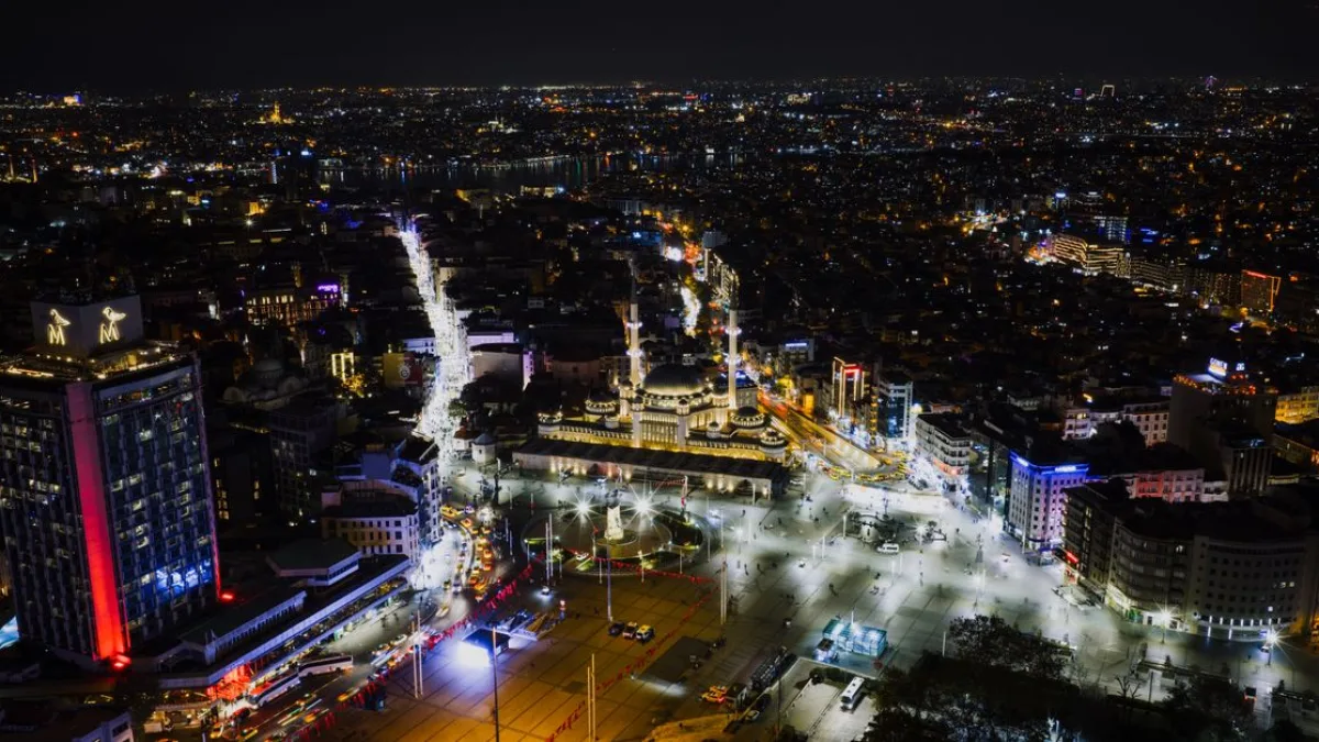 Taksim'de canlı yayın yapan Koreli fenomen ahlaki tartışmalara yol açtı